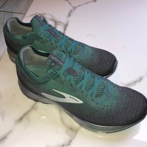 Brooks Levitate 2 with box
